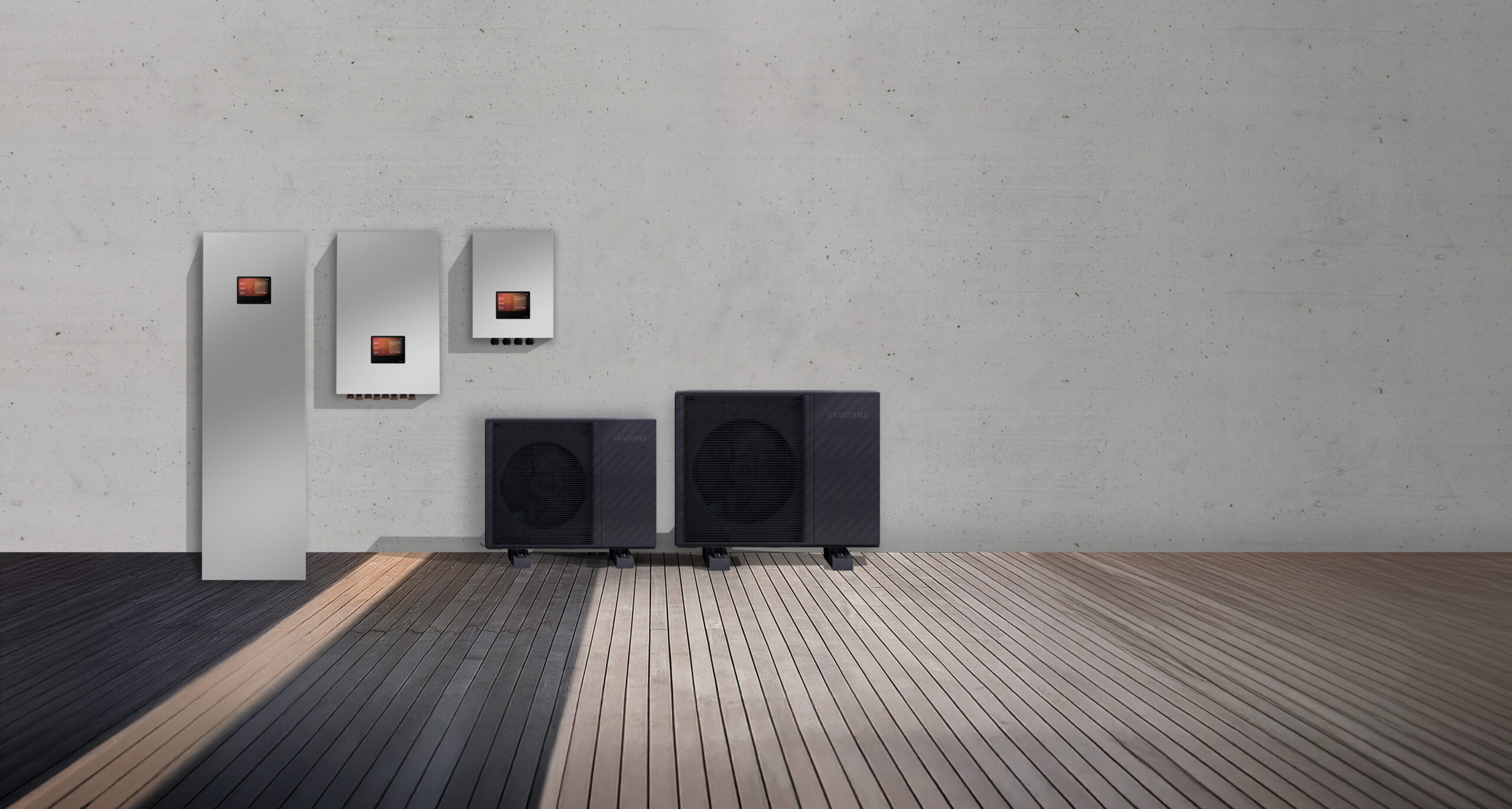 MTF Shop Samsung Klimaanlage Wärmepumpe Österreich | Samsung EHS Wärmepumpen-Systeme 2025 mit Außen- und Inneneinheiten vor einer puristischen Betonwand, präsentiert auf einem modernen Holzdeck zur Veranschaulichung effizienter Heizlösungen.