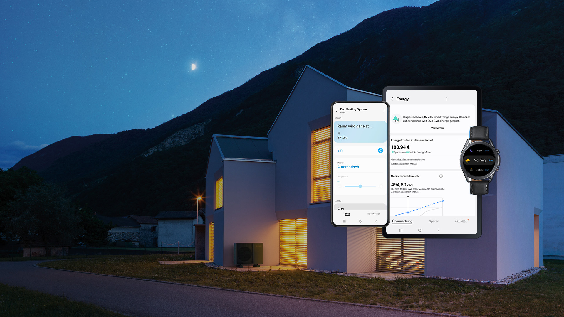 MTF Shop Samsung Klimaanlage Wärmepumpe Österreich | Ein modernes Haus bei Nacht mit einer Samsung EHS Monoblock Wärmepumpe im Außenbereich. Im Vordergrund zeigen Tablet, Smartphone und Smartwatch die SmartThings App zur Überwachung von Energieverbrauch und Raumtemperatur.