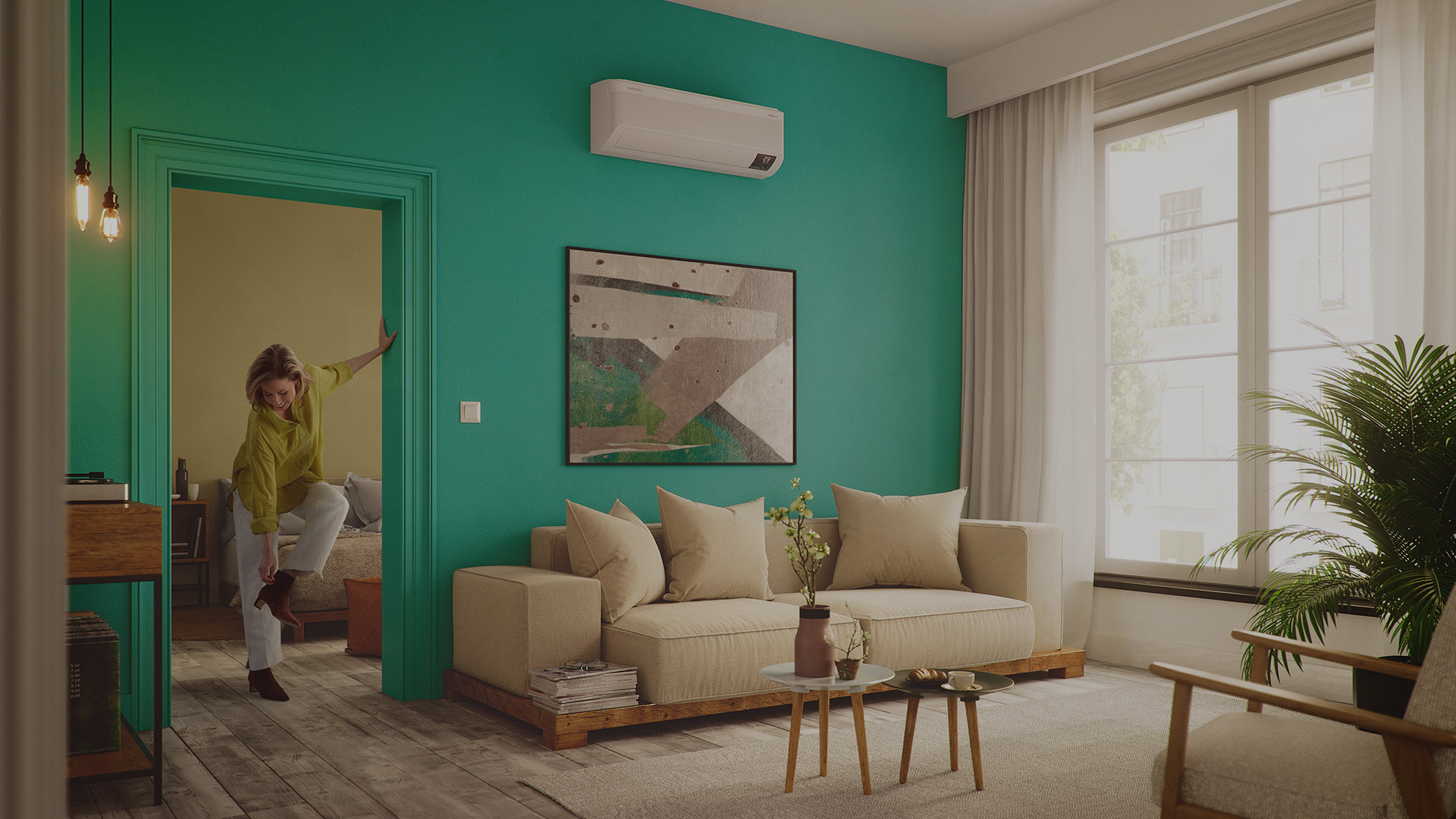 MTF Shop Samsung Klimaanlage Wärmepumpe Österreich | Eine Frau zieht sich im gemütlich eingerichteten Wohnzimmer mit grüner Wand die Schuhe an. Darüber ist ein weißes Samsung Wind-Free Wandgerät dezent montiert, das für zugfreie Kühlung und effiziente Wärme sorgt.