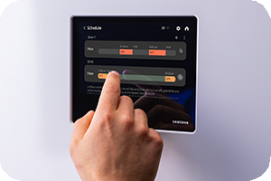 MTF Shop Samsung Klimaanlage Wärmepumpe Österreich | Nahaufnahme der Samsung EHS Touch-Regelung mit Bespoke AI  wo jemand gerade Zeitpläne einstellt