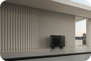 MTF Shop Samsung Klimaanlage Wärmepumpe Österreich | Eine moderne Samsung EHS Monoblock Wärmepumpe in edlem Dunkelgrau vor einer hellen, strukturierten Fassade. Das kompakte Außengerät nutzt effizient die Außenluft zur Beheizung und Kühlung von Wohngebäuden.