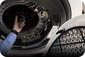 MTF Shop Samsung Klimaanlage Wärmepumpe Österreich | Techniker überprüft die Elektronik und das Lüfterrad einer Samsung Inneneinheit