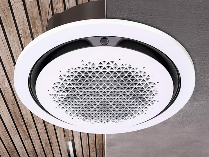 MTF Shop Samsung Klimaanlage Wärmepumpe Österreich | Moderne 360° Kassette in Weiß für zugfreie Kühlung und Heizung, elegant im Deckendesign integriert – ideal für gewerbliche Räume und anspruchsvolle Innenarchitektur.