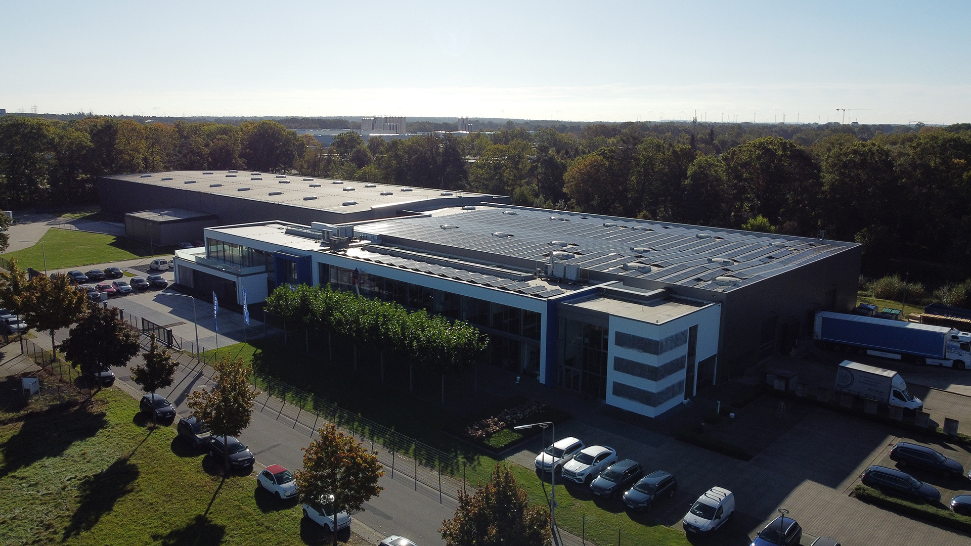 MTF Shop Samsung Klimaanlage Wärmepumpe Österreich | Luftaufnahme des modernen MTF-Samsung Firmengebäudes in Schüttorf. Das Areal umfasst großflächige Lager- und Logistikzentren sowie Bürokomplexe mit Photovoltaikanlagen für eine nachhaltige Infrastruktur im Bereich Klima- und Heiztechnik.