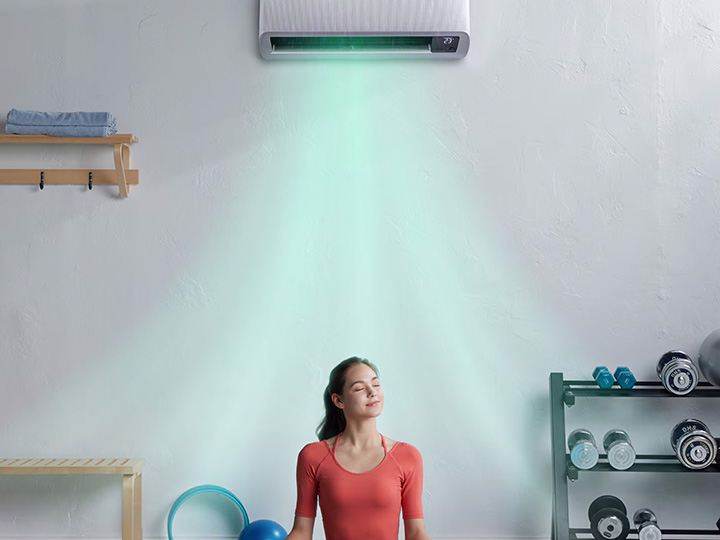 MTF Shop Samsung Klimaanlage Wärmepumpe Österreich | Samsung Wind-Free Wandgerät sorgt für zugfreie Kühlung während des Yogas im Home-Gym. Effiziente Klimatisierung und saubere Luft durch innovative Air-Care-Technologie.
