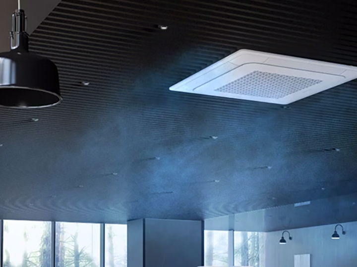 MTF Shop Samsung Klimaanlage Wärmepumpe Österreich | Eine quadratische Samsung WindFree Deckenkassetten-Klimaanlage in einer dunklen Lamellendecke, die kühle Luft sanft und zugfrei in einem modernen Büroraum mit großen Fenstern verteilt.