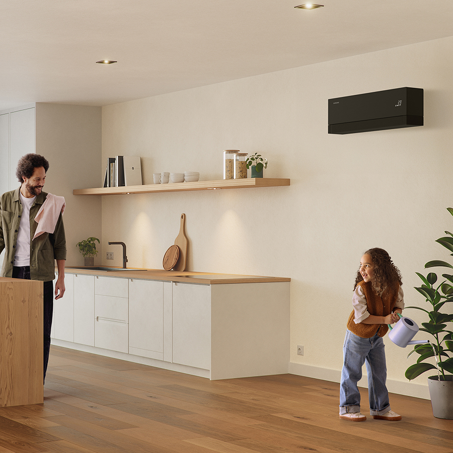 MTF Shop Samsung Klimaanlage Wärmepumpe Österreich | Schwarze WindFree Premiere+ in einer modernen Wohnküche. Die intelligente AI Auto Comfort Technologie sorgt automatisch für das ideale Wohlfühlklima.