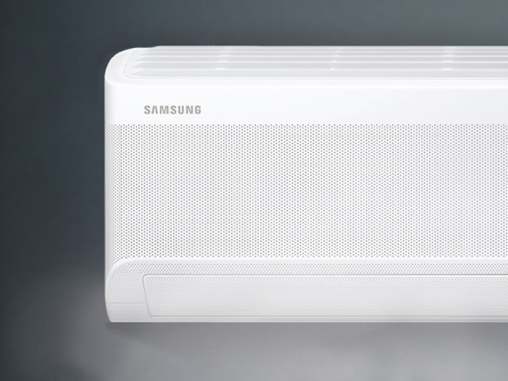 MTF Shop Samsung Klimaanlage Wärmepumpe Österreich | Detailaufnahme einer Samsung WindFree Wandgerät-Klimaanlage, die die mikroperforierte Oberfläche zeigt, durch welche die Luft sanft und gleichmäßig in den Raum ausströmt.