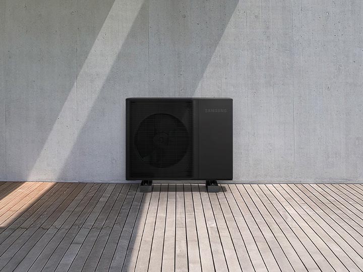 MTF Shop Samsung Klimaanlage Wärmepumpe Österreich | Das moderne Samsung EHS Mono R290 Außengerät in elegantem Anthrazit fügt sich perfekt in zeitgenössische Architektur ein und überzeugt durch Nachhaltigkeit.